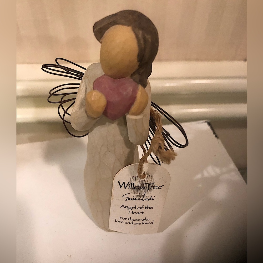 💝💐Willow Tree “Angel of the heart “figurine